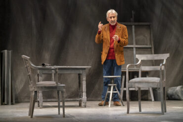 Señora de rojo sobre fondo gris - José Sacristán Teatro Astros